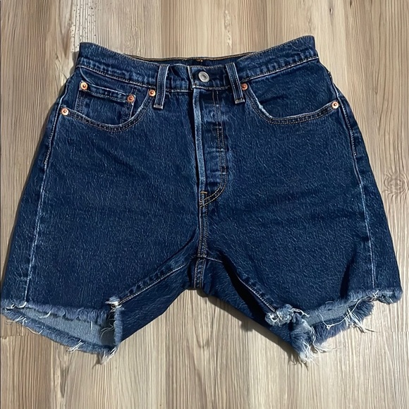 Levis Premium 501 High Rise Short Womens 26 Dark Wash Size 27 Raw hem Button fly - Picture 1 of 12